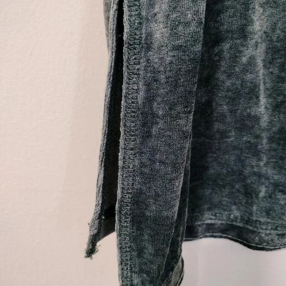 Green Tea Women's Crushed Gray Velvet Short Sleeve Top - small - Picture 6 of 7